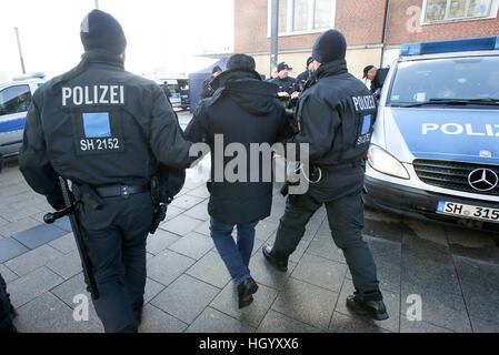 Kiel, Germania. Xiv gen, 2017. Poliziotti di arrestare un partecipante di un pro-dimostrazione curda in Kiel, Germania, 14 gennaio 2017. Tre persone sono state prese in custodia durante la dimostrazione. Dopo un ora i partecipanti hanno terminato tutta l'evento. Foto: Bodo segna/Bodo segna/dpa/Alamy Live News Foto Stock