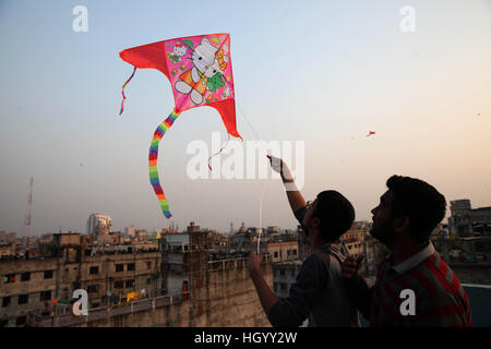 Dacca in Bangladesh. Xiv gen, 2017. 14 Jan 2017 Dhaka Bangladesh '"' vecchio del Bangladesh Dhaka giovani peopl gode di posh Sankranti con diverse attività come un uomo si brucia il fuoco nella serata al vecchio Dhaka il 14 gennaio 2017. Paush Shankranti' è l'ultimo giorno del mese in Bengali Paush. Questa festa tradizionale è noto localmente come ''˜Shakhrine'. La gente della vecchia Dhaka celebrare Shakhrine con colorati aquiloni durante il giorno e il fuoco di mangiare o prestazioni di soffiaggio dopo il tramonto. © Monirul Alam © Monirul Alam/ZUMA filo/Alamy Live News Foto Stock