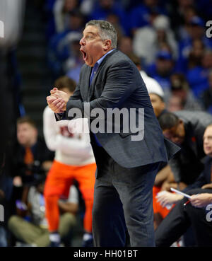 Lexington, KY, Stati Uniti d'America. Il 23 febbraio, 2016. Auburn Tigers head coach Bruce Pearl fatto reagire ad una di non chiamare, come #6 Kentucky sconfitto Auburn 92-72 sabato 14 gennaio 2017 in Lexington, KY. Credito: Lexington Herald-Leader/ZUMA filo/Alamy Live News Foto Stock