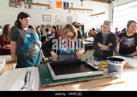 Seattle, Stati Uniti d'America. 14 gennaio, 2017. Sostenitori si rivelò a frotte alla stampa di schermo di parti di lavoro di sabato per il Womxn del marzo a Seattle. Guidati da artisti Kristen Ramirez e Claire Jauregui al Pratt Fine Arts Centre Stampa studio, i tifosi sono stati invitati a partecipare e contribuire a rendere la resistenza positiva stampe poster per la imminente Womxn del marzo a Seattle. Il mese di marzo si terrà il 21 gennaio 2017 in solidarietà con la nazionale femminile marzo a Washington D.C. Credito: Paolo Gordon/Alamy Live News Foto Stock