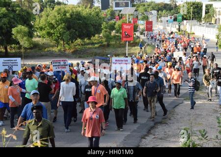 Tanzania, Africa. 14 gennaio 2017.I partecipanti prendono parte al 'piedi per elefanti di attività nel Dar es Salaam, Tanzania. Ambasciata cinese in Tanzania organizzato a cinque km a piedi denominata 'a piedi per elefante in Dar es Salaam il sabato per sensibilizzare il pubblico nei confronti della protezione dell'elefante. Credito: Mroki/Xinhua/Alamy Live News Foto Stock