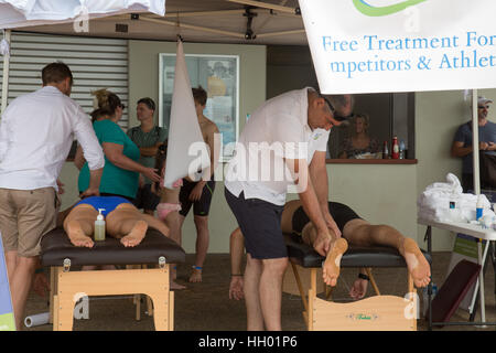 Sydney, Australia. Credit: model10/Alamy Live News 15th Gennaio, 2017. La gara di nuoto annuale di Avalon Beach è la terza tappa della Pittwater Ocean Swim Series e comprende un evento di 1km e un campo da 1,5km. Il personale di Surf Rescue, i massaggiatori del corpo e il personale di pronto soccorso erano a disposizione a Sydney, in Australia. Credit: model10/Alamy Live News Credit: model10/Alamy Live News Foto Stock