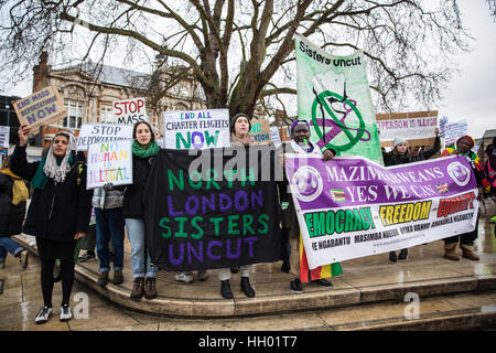 Londra, Regno Unito. 14 gennaio, 2017. North London sorelle intonso supportano il Movimento per la giustizia con ogni mezzo necessario a una protesta in Brixton contro le deportazioni di massa i voli charter per la Nigeria, Ghana, Giamaica, Pakistan e Afghanistan utilizzati dal governo britannico a Londra, Regno Unito. Credito: Mark Kerrison/Alamy Live News Foto Stock