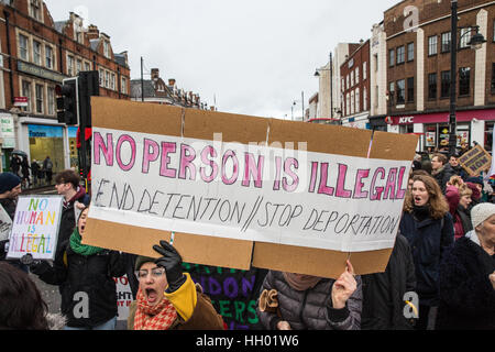 Londra, Regno Unito. 14 gennaio, 2017. I sostenitori del movimento per la giustizia con ogni mezzo necessario protestare in Brixton contro le deportazioni di massa i voli charter per la Nigeria, Ghana, Giamaica, Pakistan e Afghanistan utilizzati dal governo britannico a Londra, Regno Unito. Credito: Mark Kerrison/Alamy Live News Foto Stock