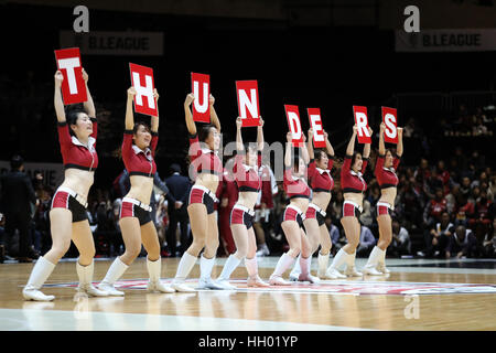 Tokyo, Giappone. 14 gennaio, 2017. Kawasaki Brave Thunders Cheerleader Basket : Asia Orientale Club Championship 2017 match tra Kawasaki Brave Thunders 83-80 Anyang KGC al 1° Yoyogi palestra a Tokyo in Giappone . Credito: Jun Tsukida AFLO/sport/Alamy Live News Foto Stock