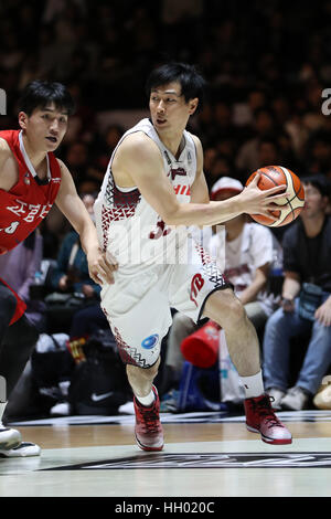 Tokyo, Giappone. 14 gennaio, 2017. Takumi Hasegawa (Brave Thunders) Basket : Asia Orientale Club Championship 2017 match tra Kawasaki Brave Thunders 83-80 Anyang KGC al 1° Yoyogi palestra a Tokyo in Giappone . Credito: Jun Tsukida AFLO/sport/Alamy Live News Foto Stock