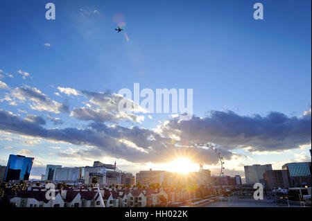 Las Vegas, Nevada, USA. Il 27 febbraio, 2015. Un aereo jet vola sopra la striscia di Las Vegas dopo il decollo dall'Aeroporto Internazionale McCarran. Credito: David Becker/ZUMA filo/Alamy Live News Foto Stock