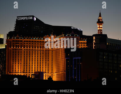 Las Vegas, Nevada, USA. Xi Nov, 2015. La cosmopolita, Paris Las Vegas e al Bally's hotel le torri sono visibili lungo la Strip di Las Vegas. Credito: David Becker/ZUMA filo/Alamy Live News Foto Stock