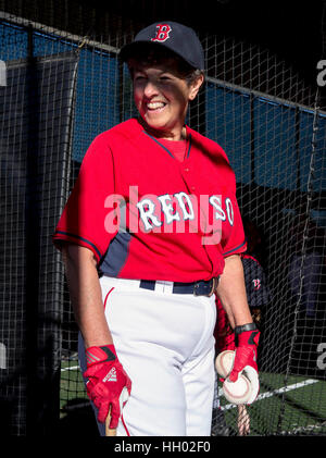 Fort Myers, Florida, Stati Uniti d'America. Xii gen, 2017. JEAN ANGELL, 65, resta in attesa per il tempo nella gabbia di battuta durante la seconda annua dei Boston Red Sox donna Fantasy Camp a jetBlue Park. I cinque giorni camp offre istruzioni dalla ex Red Sox giocatori presso lo stabilimento affettuosamente noto come Fenway Sud e la possibilità di giocare una partita al real Fenway Park di Boston durante il 2017 stagione MLB. Credito: Brian Cahn/ZUMA filo/Alamy Live News Foto Stock