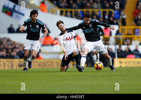 Londra, Regno Unito. Xiv gen, 2017. Ben Davies (C) del Tottenham Hotspur vies con Hal Robson-Kanu (R) del West Bromwich Albion durante la Premier League inglese match tra Tottenham Hotspur e West Bromwich Albion a Stadio White Hart Lane a Londra, in Gran Bretagna il 14 gennaio 2017. Credito: Han Yan/Xinhua/Alamy Live News Foto Stock