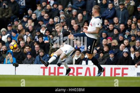 Londra, Regno Unito. Xiv gen, 2017. James McClean (L) del West Bromwich Albion germogli durante la Premier League inglese match tra Tottenham Hotspur e West Bromwich Albion a Stadio White Hart Lane a Londra, in Gran Bretagna il 14 gennaio 2017. Credito: Han Yan/Xinhua/Alamy Live News Foto Stock