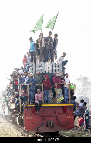Dacca, Dhaka, Bangladesh. 15 gennaio, 2017. 15 gennaio 2017 - Tongi, Bangladesh '"' Mussulmani devoti treni prima di frequentare il Akheri Munajat preghiere conclusive sul terzo giorno di Biswa Ijtema, la seconda più grande congregazione musulmana dopo l'Hajj, a Tongi stazione ferroviaria in Tongi, Bangladesh. Credito: K M Asad/ZUMA filo/Alamy Live News Foto Stock