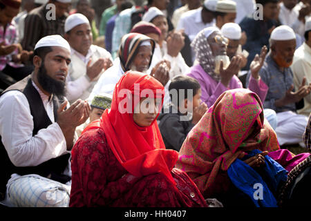 Dacca, Dhaka, Bangladesh. 15 gennaio, 2017. 15 gennaio 2017 - Tongi, Bangladesh '"' della comunità musulmana, le persone che frequentano la Akheri Munajat (Biswa Ijtema) il terzo giorno della seconda più grande congregazione dei musulmani a Tongi Stazione ferroviaria Dacca in Bangladesh. La tre giorni di lunga Istema Biswa fine il 15 gennaio. Credito: K M Asad/ZUMA filo/Alamy Live News Foto Stock