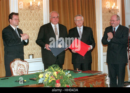 FILE - Il cancelliere tedesco Helmut Kohl (2 l) e il Primo ministro ceco Vaclav Klaus (seconda r) tenere i documenti della dichiarazione ceco-tedesca al Liechtenstein-Palais a Praga Repubblica Ceca, 21 gennaio 1997. Il Ministro tedesco degli Affari Esteri Klaus Kinkel (l) e il Ministro ceco degli affari esteri Josef ZIELENIEC applaudire. Foto: Martin Athenstädt/dpa Foto Stock