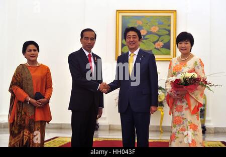 Bogor, Indonesia. 15 gennaio, 2017. Il Presidente indonesiano Joko Widodo (2 L) stringe la mano al Primo Ministro giapponese Shinzo Abe (seconda R) come essi posano per una foto insieme a Widodo la moglie Iriana (1L) e Abe la moglie Akie Abe durante un ricevimento presso il Palazzo Presidenziale di Bogor, West Java, Indonesia, gennaio 15, 2017. Credito: Zulkarnain/Xinhua/Alamy Live News Foto Stock