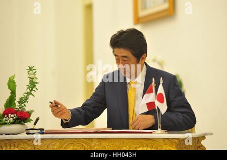 Bogor, Indonesia. 15 gennaio, 2017. Primo Ministro giapponese Shinzo Abe scrive sul libro accogliente durante un ricevimento presso il Palazzo Presidenziale di Bogor, West Java, Indonesia, gennaio 15, 2017. Credito: Zulkarnain/Xinhua/Alamy Live News Foto Stock