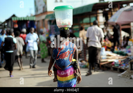 Vista del mercato Soweto vicino il composto Kanyama a Lusaka, nello Zambia, 11 marzo 2016. Il mercato sta sono aperti ogni giorno. - Nessun filo SERVICE - foto: Britta Pedersen/dpa-Zentralbild/ZB Foto Stock