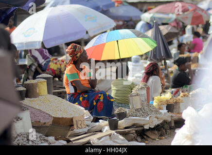 Vista del mercato Soweto vicino il composto Kanyama a Lusaka, nello Zambia, 11 marzo 2016. Il mercato sta sono aperti ogni giorno. - Nessun filo SERVICE - foto: Britta Pedersen/dpa-Zentralbild/ZB Foto Stock