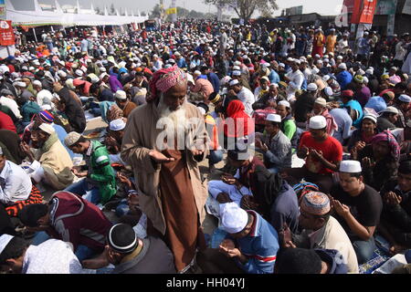 Dacca in Bangladesh. Il 15 gennaio 2017. Musulmana del Bangladesh devoti di prendere parte in Akheri Munajat, o preghiera finale, all'Biswa Ijtema o Musulmana Mondiale Congregazione a Tongi, circa 30km a nord di Dhaka, Bangladesh, il 15 gennaio 2017. I musulmani uniti in preghiera sulle rive di un fiume in Bangladesh è il secondo più grande annuale congregazione islamica è terminato. Credito: Mamunur Rashid/Alamy Live News Foto Stock
