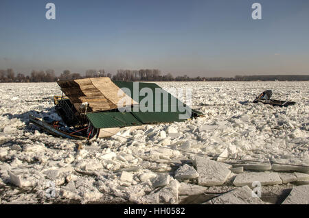 Blocchi di ghiaccio galleggiante sul Danubio distruggere tutto nel loro cammino. Blocchi di ghiaccio frantumato decine di case di zattere e barche. Foto Stock