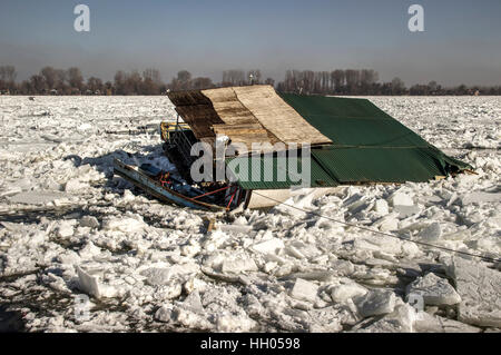 Blocchi di ghiaccio galleggiante sul Danubio distruggere tutto nel loro cammino. Blocchi di ghiaccio frantumato decine di case di zattere e barche. Foto Stock