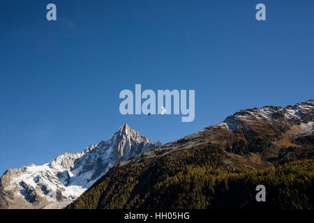 Un parapenter volare nella valle di Chamonix Foto Stock