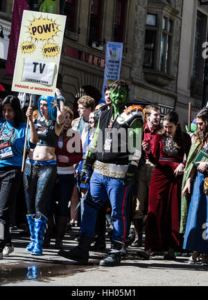 Calgary, Alberta, Canada - 17 Aprile 2015: Raccolta di cosplayers presso la parata delle meraviglie per il fumetto di Calgary Expo Foto Stock