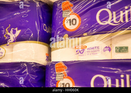 Rotoli di carta igienica in vendita in un supermercato Coles di Sydney , Australia Foto Stock