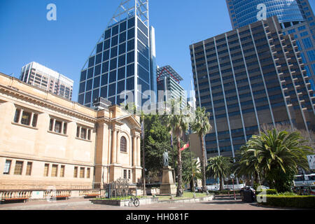 Skyline di Sydney cityscape lungo macquarie street nel centro della città con il grattacielo edifici e Biblioteca di Stato ,l'Australia Foto Stock