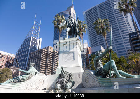 Sydney Royal Botanic Gardens e la statua del primo governatore Arthur Phillip, centro di Sydney, Australia con moderni uffici della città Foto Stock
