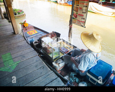 Donna di vendita di alimenti a Pattaya mercato galleggiante. Febbraio 5, 2013 - Pattaya, Thailandia Foto Stock