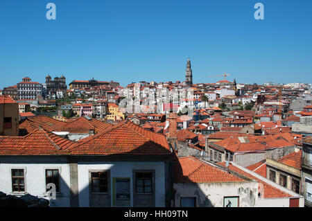 Porto, Portogallo: tetti rossi della città vecchia con vista della Torre dos Clerigos, una torre in pietra in stile barocco costruita tra il 1754 e il 1763 Foto Stock