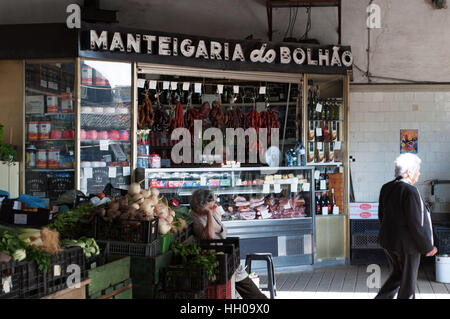 Porto: uno stand dei salumi chiamato Manteigaria do Bolhao presso il vecchio mercato Bolhao, inaugurato nel 1914, una grande piscina interna-mercato all'aperto Foto Stock