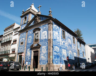 Portogallo: Capela das Almas, Cappella delle anime, o Santa Catarina la cappella e la chiesa di Porto famoso per i suoi azulejos Foto Stock