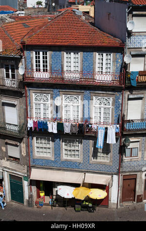 Portogallo: dettagli di strade e vicoli del porto con la vista di un palazzo decorato nella città vecchia Foto Stock