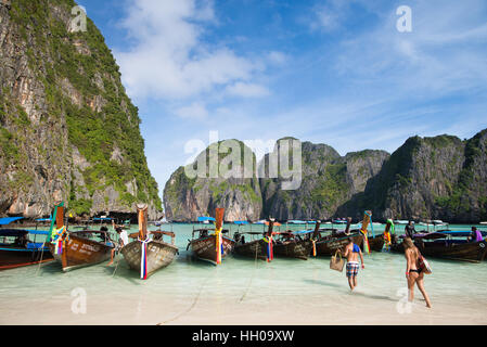 KRABI, Tailandia - 4 dicembre, 2015: long-tailed barche per i turisti sono ancorati lungo la spiaggia di Maya che è la principale attrazione di Phi Phi Island. Foto Stock