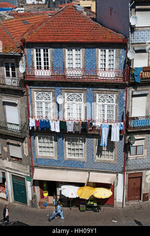 Portogallo: dettagli di strade e vicoli del porto con la vista di un palazzo decorato nella città vecchia Foto Stock