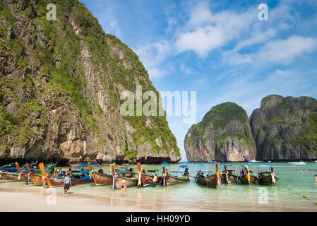 KRABI, Tailandia - 4 dicembre, 2015: long-tailed barche per i turisti sono ancorati lungo la spiaggia di Maya che è la principale attrazione di Phi Phi Island. Foto Stock