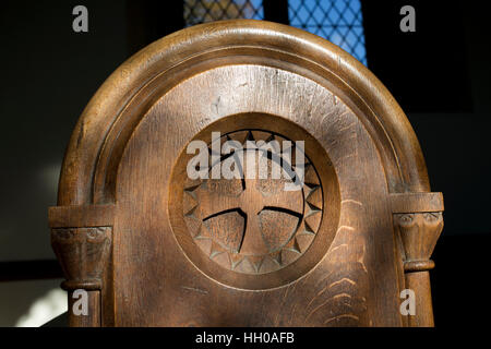 Celtic cross intagliare sulla fine di quercia pew St Mary's Church Batsford Costwolds REGNO UNITO Foto Stock