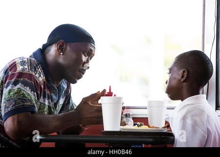 Chiaro di Luna è un 2016 American Drama film scritto e diretto da Barry Jenkins, basato sul gioco in Moonlight Nero ragazzi appaiono blu da Tarell Alvin McCraney. Il film stelle Trevante Rhodes, André Holland, Janelle Monáe, Ashton Sanders, Jharrel Jerome, Naomie Harris e Mahershala Ali. Questa fotografia è per il solo uso editoriale ed è il copyright del film company e/o il fotografo assegnato dal film o società di produzione e può essere riprodotto solo da pubblicazioni in congiunzione con la promozione del film di cui sopra. Un credito per il film company è richiesto. Il Fotografo Foto Stock