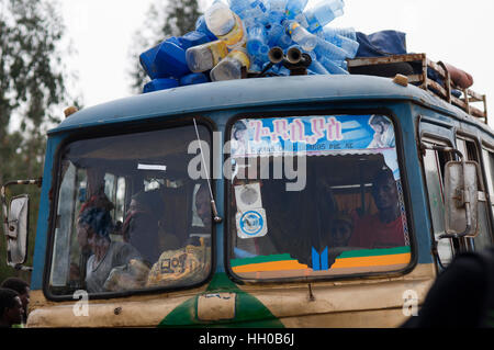 Tis Isat o blu cascate del Nilo, Bahar Dar, Etiopia, Africa. Uno dei tipici bus di Etiopia gremito di gente e tutto ciò che può essere tr Foto Stock