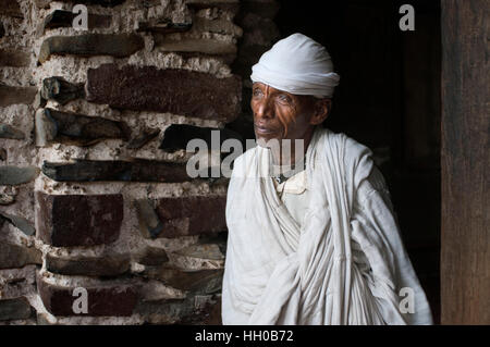 Debre Berhan Selassie chiesa in Gonder, Etiopia. Un sacerdote alla porta della chiesa Debre Berhan Selassie. La leggenda narra che quando alla fine del Foto Stock