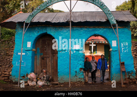 Piccola chiesa alla periferia di Gondar, Etiopia. La città di Gondar fu fondata dall'imperatore Fasilidas (figlio dell'Imperatore sospensione) di anno in anno Foto Stock