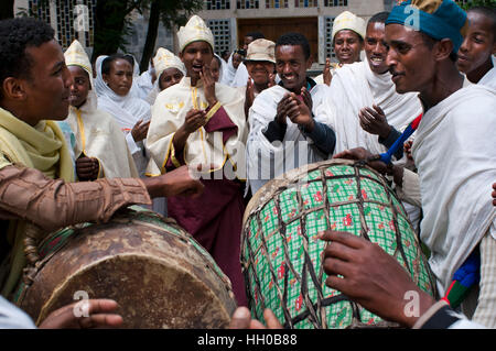 Nozze in Santa Maria di Zion Church, Aksum, Etiopia. I tamburi giocare nella moderna chiesa di Santa Maria di Sion nel momento in cui alcuni fidanzati sono circa Foto Stock