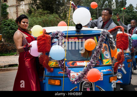 La celebrazione dei matrimoni in Aksum, Etiopia. La festa nuziale percorre le strade di Axum a bordo di un tuc-tuc celebrando che hanno appena sposato il loro re Foto Stock