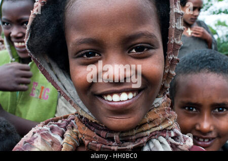 Laboratorio Nakuto chiesa rupestre, Amhara Region, Lalibela, Etiopia. Alcune ragazze danza nelle vicinanze del monastero di Nakuto Lab, nella periferia di Lalibe Foto Stock