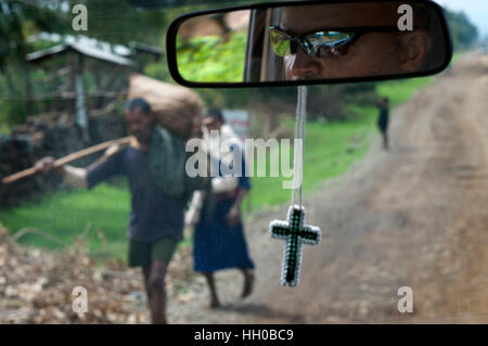 All'interno di un taxi in Tis Isat o blu cascate del Nilo, Bahar Dar, Etiopia, Africa.interno della macchina sulla strada tra Bahir Dar e il Nilo Blu caduta Foto Stock