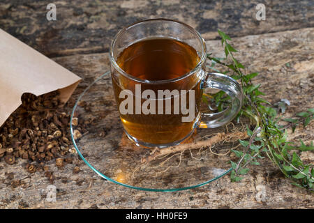 Löwenzahn-Kaffee, Löwenzahn-Tee, Heiltee, Kräutertee, tee, Wurzeltee aus gerösteten Wurzeln, Löwenzahn-Wurzel, Löwenzahn-Wurzeln, Löwenzahnwurzel, Löw Foto Stock