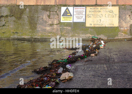 I detriti di plastica inquinanti porto di scalo dopo una feroce tempesta nel Mare d'Irlanda Foto Stock