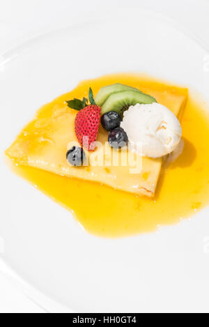 Gelato arricciato con salsa dolce dessert Foto Stock